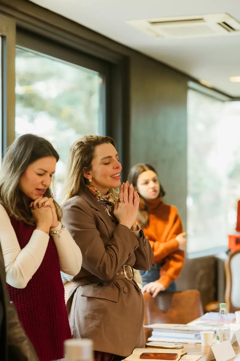 Mulheres vivendo um momento de reflexão durante o encontro